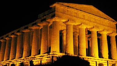 Questa immagine ha l'attributo alt vuoto; il nome del file è tempio-di-segesta-notturno-1024x576.jpg
